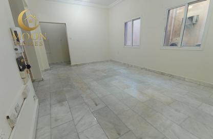 Apartment - 1 Bedroom - 1 Bathroom for rent in Umm Ghwailina Comm - Umm Ghuwalina - Umm Ghuwailina - Doha