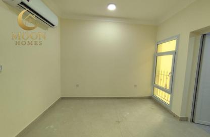 Apartment - 2 Bedrooms - 2 Bathrooms for rent in Umm Ghuwailina 4 - Umm Ghuwailina - Doha