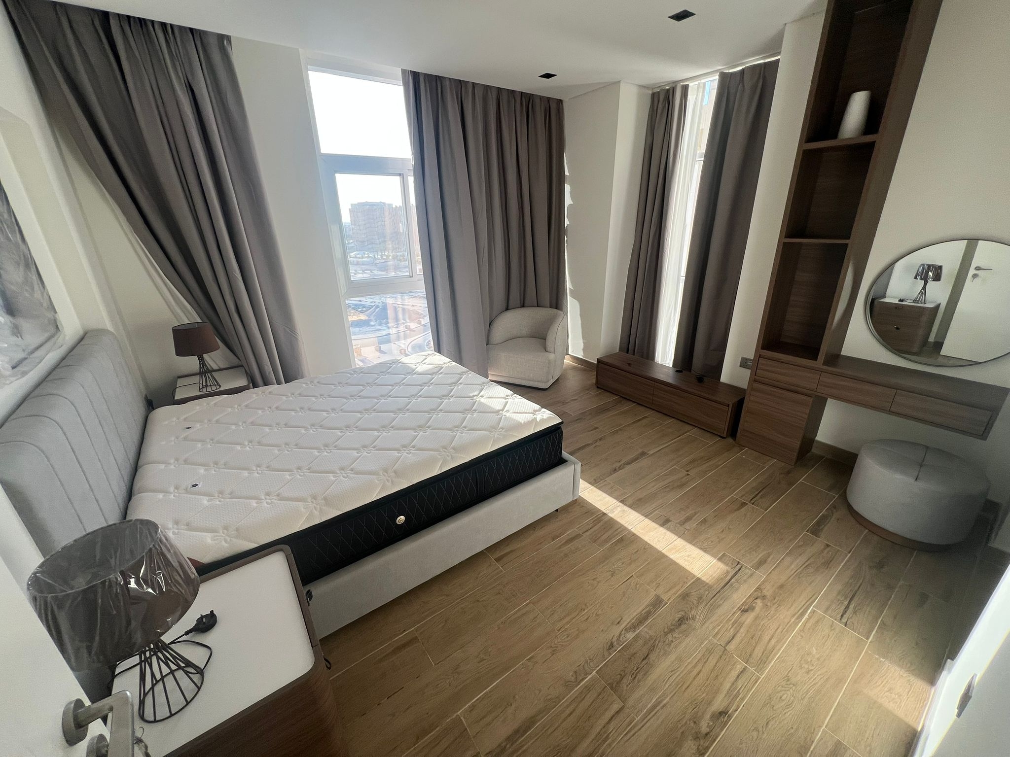 Modern Brand New 1-Bedroom Apartment | Fully Furni thumbnail 4