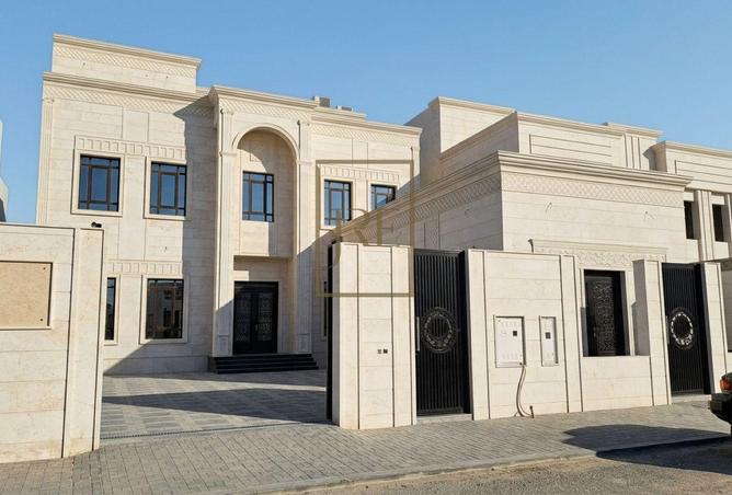 LUXURY 8-BEDROOM VILLA PRIME LOCATION