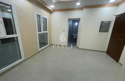 شقة - غرفة نوم - 2 حمامات للايجار في ام غوالينا تجارية - ام غويلينا - أم غويلينا - الدوحة