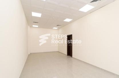 Shop - Studio - 1 Bathroom for rent in Al Hanaa Street - Al Gharrafa - Doha