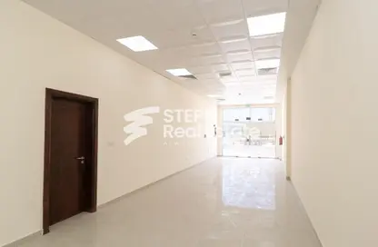 Shop - Studio - 1 Bathroom for rent in Al Hanaa Street - Al Gharrafa - Doha