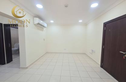 Apartment - 1 Bedroom - 2 Bathrooms for rent in Umm Ghwailina Comm - Umm Ghuwalina - Umm Ghuwailina - Doha Apartment - 1 Bedroom - 2 Bathrooms for rent in Umm Ghwailina Comm - Umm Ghuwalina - Umm Ghuwailina - Doha