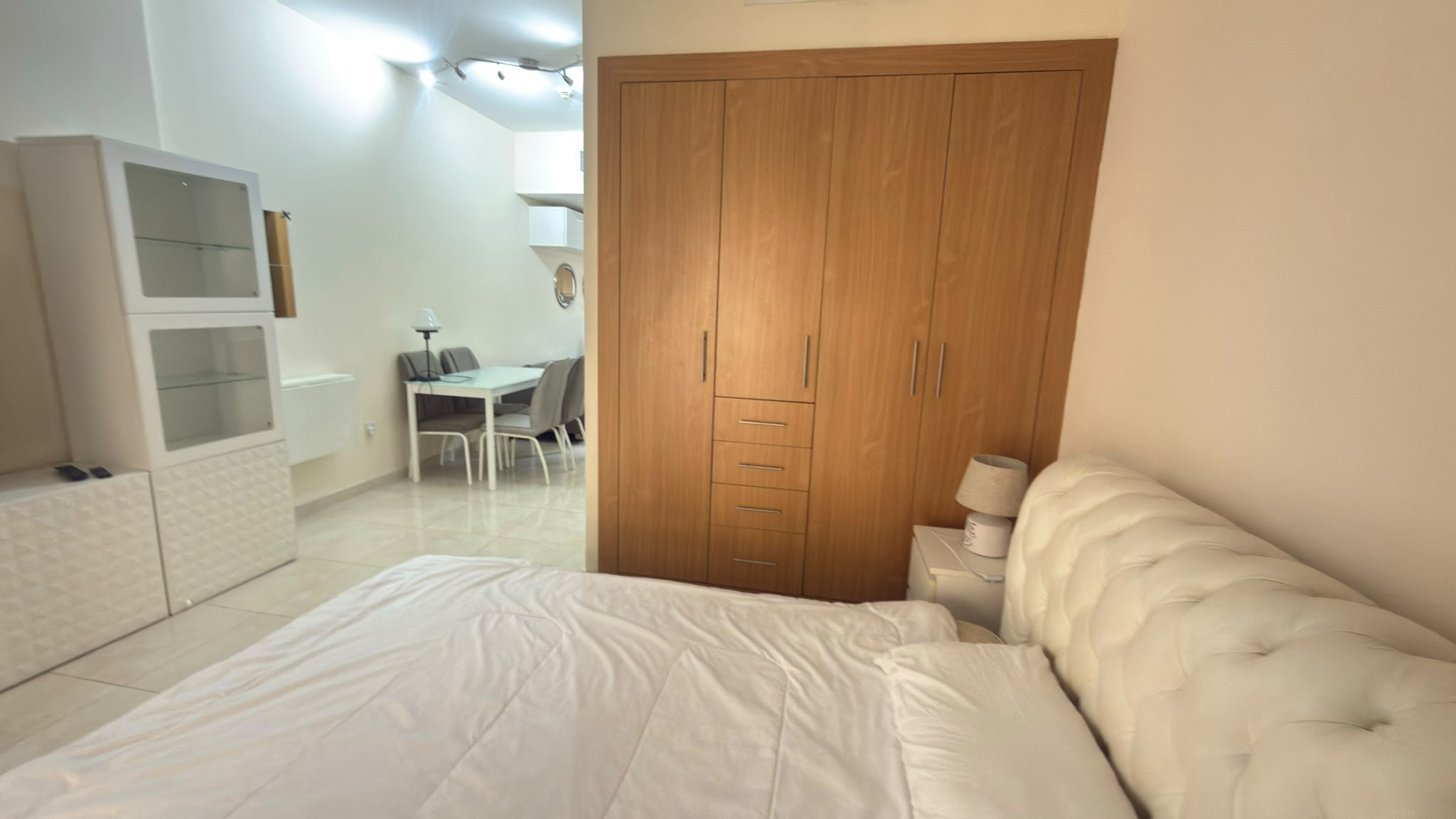 Spacious studio in foxhill fully furnish excluding thumbnail 4