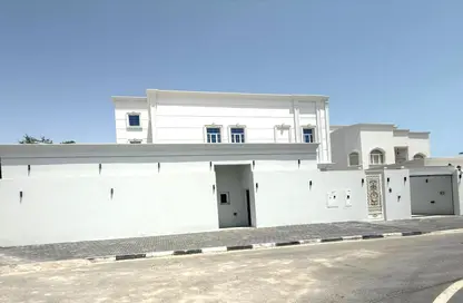 فيلا - 8 غرف نوم - 8 حمامات للبيع في الدفنة - الدفينة - الدوحة