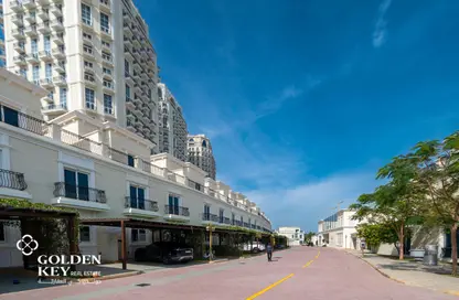 Villa - 5 Bedrooms - 6 Bathrooms for rent in Floresta Gardens - Floresta Gardens - The Pearl Island - Doha