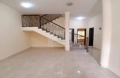 فيلا - 6 غرف نوم - 3 حمامات للايجار في طريق سلوى - العزيزية - الدوحة