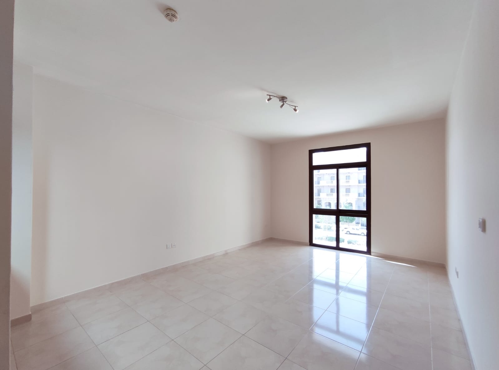 COZY 1BEDROOM UN FURNISHED APARTMENT thumbnail 4