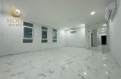 Apartment - 3 Bedrooms - 2 Bathrooms for rent in Umm Ghuwailina 4 - Umm Ghuwailina - Doha