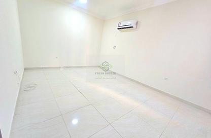 Apartment - 2 Bedrooms - 2 Bathrooms for rent in Umm Ghwailina Comm - Umm Ghuwalina - Umm Ghuwailina - Doha