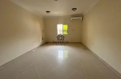 شقة - 2 غرف نوم - 2 حمامات للايجار في شارع تدمر - طريق المطار القديم - الدوحة