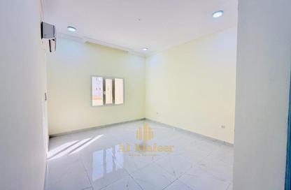 Apartment - 3 Bedrooms - 2 Bathrooms for rent in Umm Qarn - Al Daayen