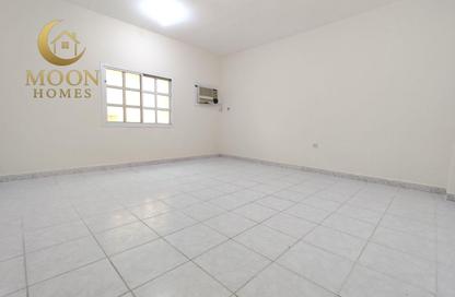 Apartment - 3 Bedrooms - 1 Bathroom for rent in Umm Ghwailina Comm - Umm Ghuwalina - Umm Ghuwailina - Doha
