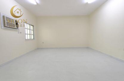Apartment - 3 Bedrooms - 1 Bathroom for rent in Umm Ghwailina Comm - Umm Ghuwalina - Umm Ghuwailina - Doha