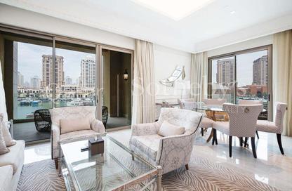 شقة - 2 غرف نوم - 3 حمامات للايجار في The St. Regis Marsa Arabia Island - Marsa Arabia - جزيرة اللؤلؤة - الدوحة