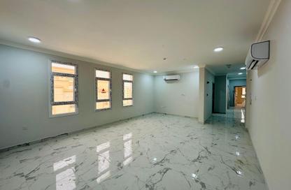 Apartment - 3 Bedrooms - 2 Bathrooms for rent in Umm Ghwailina Comm - Umm Ghuwalina - Umm Ghuwailina - Doha