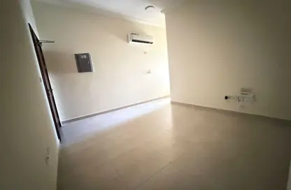 Apartment - 3 Bedrooms - 2 Bathrooms for rent in Bin Omran 46 - Fereej Bin Omran - Doha