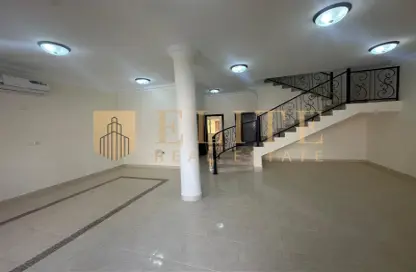 فيلا - 5 غرف نوم - 3 حمامات للايجار في فلل عين خالد - عين خالد - الدوحة