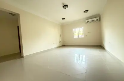 شقة - 2 غرف نوم - 2 حمامات للايجار في شارع المطار القديم - طريق المطار القديم - الدوحة