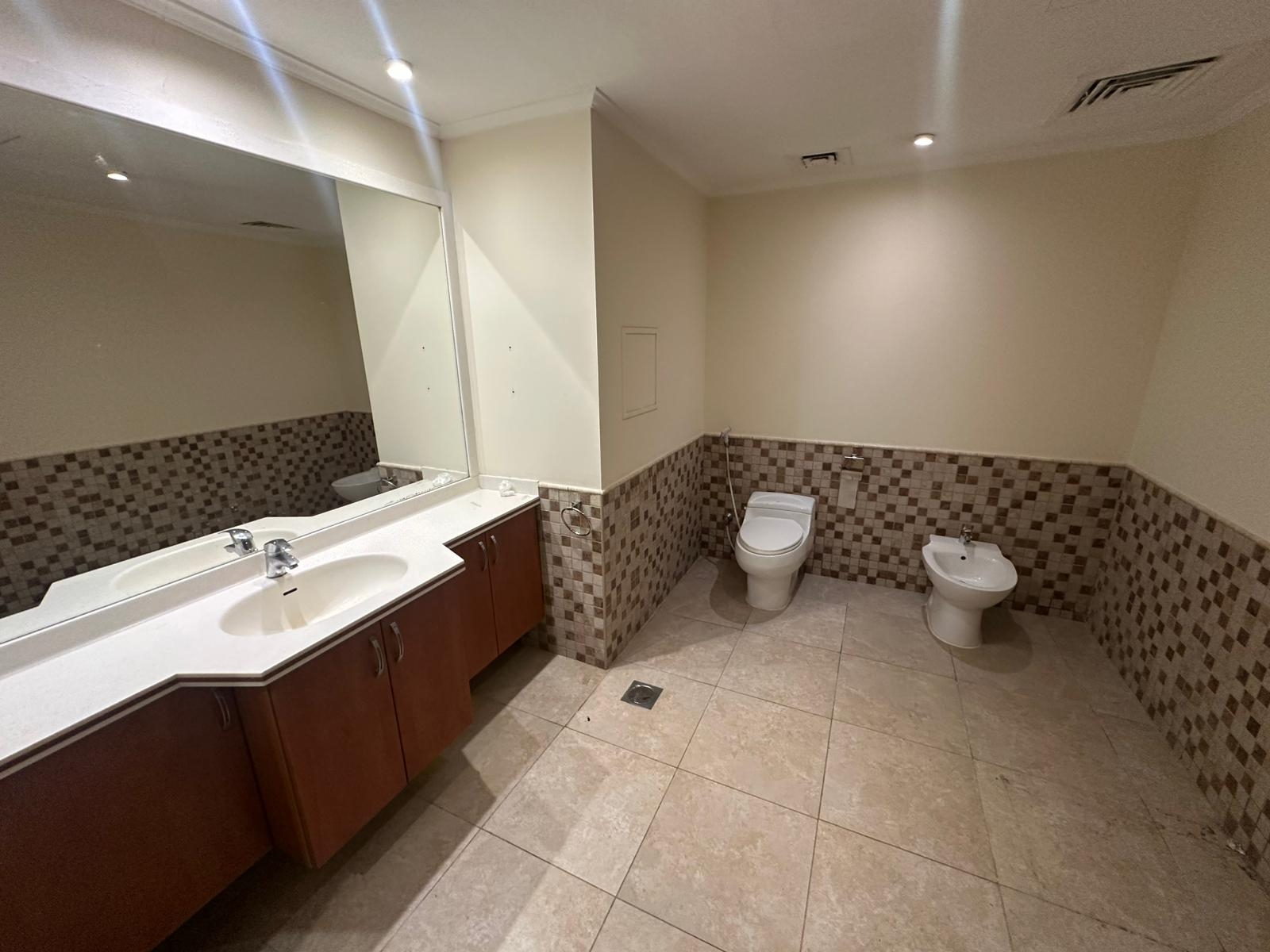 2 BR Apartment with MarinaView at The Pearl Island thumbnail 22