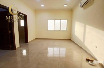 Apartment - 2 Bedrooms - 3 Bathrooms for rent in Umm Ghuwailina 4 - Umm Ghuwailina - Doha
