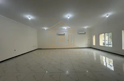 فيلا - 5 غرف نوم - 4 حمامات للايجار في فلل عين خالد - عين خالد - الدوحة