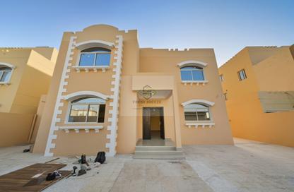Villa - 4 Bedrooms - 5 Bathrooms for rent in Abu Hamour - Doha