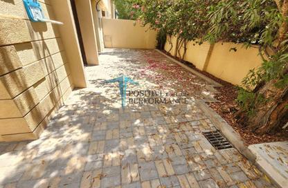 مجمع سكني - 3 غرف نوم - 4 حمامات للايجار في الهلال - الدوحة