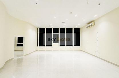 Office Space - Studio - 1 Bathroom for rent in Al Nasr Street - Al Nasr - Doha