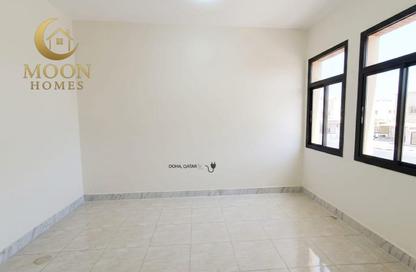 Apartment - 3 Bedrooms - 2 Bathrooms for rent in Umm Ghuwailina 4 - Umm Ghuwailina - Doha