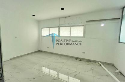 Office Space - 4 Bedrooms - 1 Bathroom for rent in Al Muntazah - Doha