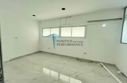 Office Space - 4 Bedrooms - 1 Bathroom for rent in Al Muntazah - Doha
