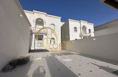 فيلا - 8 غرف نوم - 8 حمامات للبيع في جنوب مويثر - منطقة مويثر - الدوحة