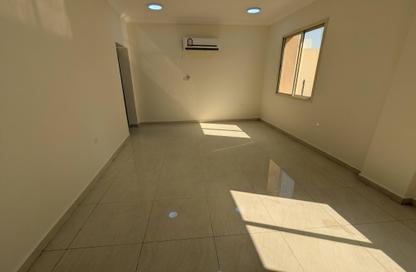 Apartment - 2 Bedrooms - 2 Bathrooms for rent in Umm Ghuwailina 4 - Umm Ghuwailina - Doha