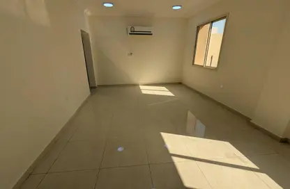 Apartment - 2 Bedrooms - 2 Bathrooms for rent in Umm Ghuwailina 4 - Umm Ghuwailina - Doha