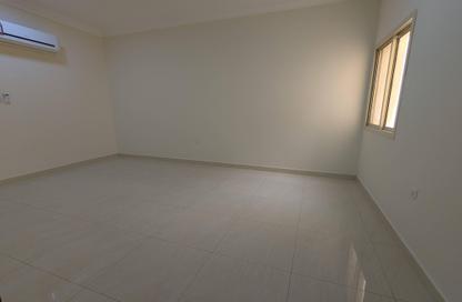 Apartment - 2 Bedrooms - 2 Bathrooms for rent in Umm Ghuwailina 4 - Umm Ghuwailina - Doha