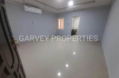 شقة - غرفة نوم - 1 حمام للايجار في سعيد بن جبير - العزيزية - الدوحة