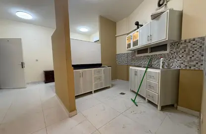 Apartment - 2 Bedrooms - 2 Bathrooms for rent in Umm Al Seneem Street - Ain Khaled - Doha