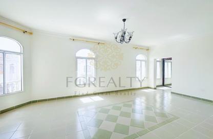 مجمع سكني - 5 غرف نوم - 5 حمامات للايجار في مجمع فيلات بل اير - الريان القديمة - الريان - الدوحة