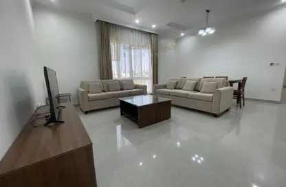 شقة - 2 غرف نوم - 2 حمامات للايجار في شارع المطار القديم - طريق المطار القديم - الدوحة