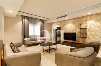 مجمع سكني - 5 غرف نوم - 6 حمامات للايجار في مرموره فيلاز - المعمورة - الدوحة