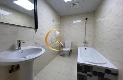 Apartment - 3 Bedrooms - 2 Bathrooms for rent in Al Khair Tower - Corniche Road - Corniche Road - Doha