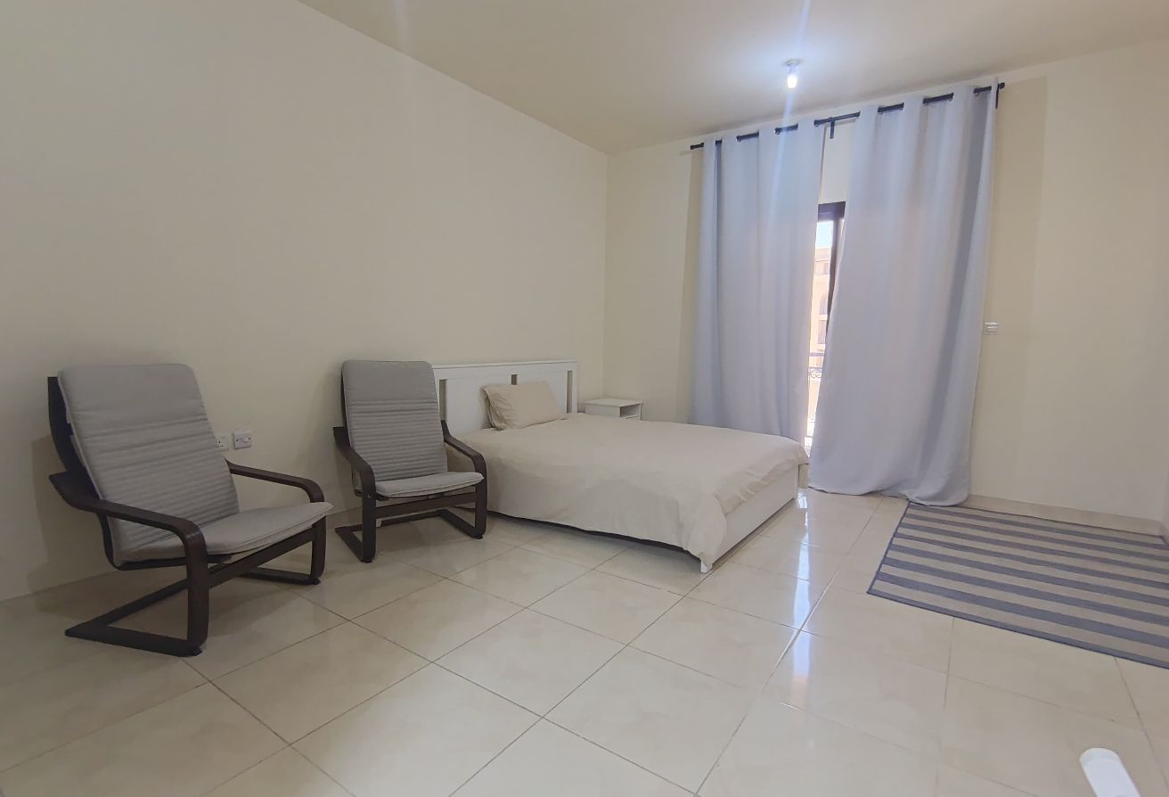 Furnished studio big size with balcony 4300 exclud thumbnail 8