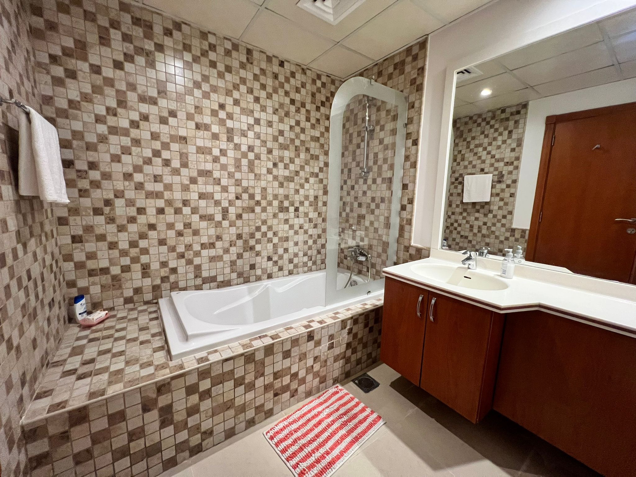 ELEGANT 1 BEDROOM FULLY FURNISHED WITH BALCONY thumbnail 11