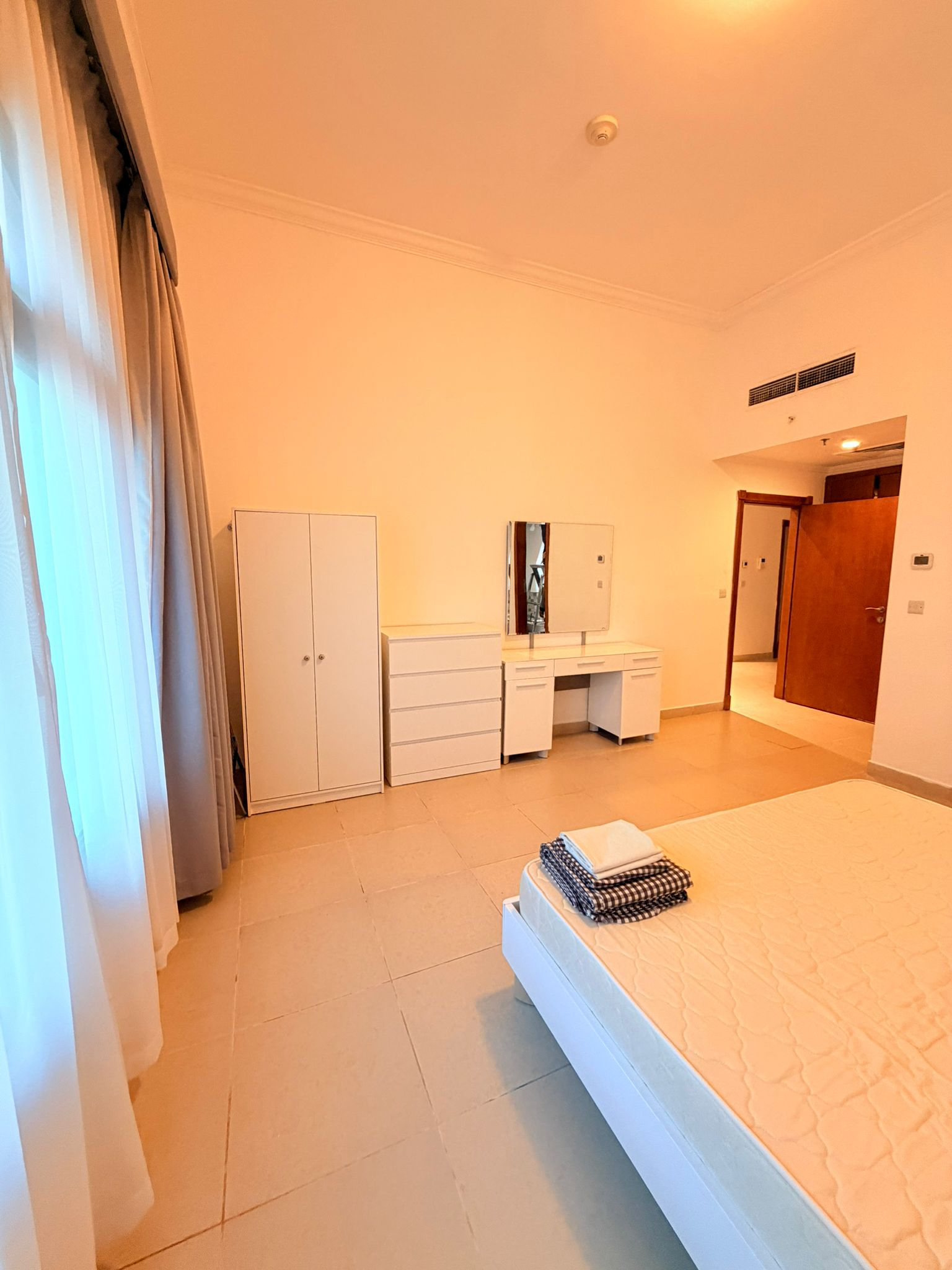 ELEGANT 1 BEDROOM FULLY FURNISHED WITH BALCONY thumbnail 3