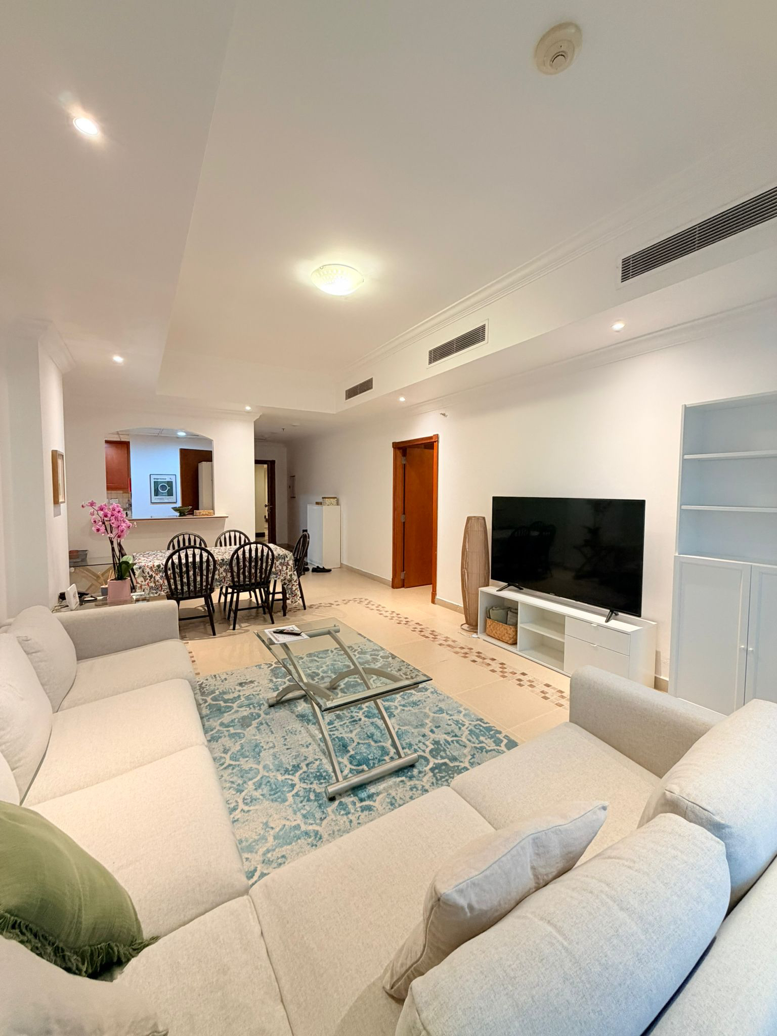 ELEGANT 1 BEDROOM FULLY FURNISHED WITH BALCONY thumbnail 4