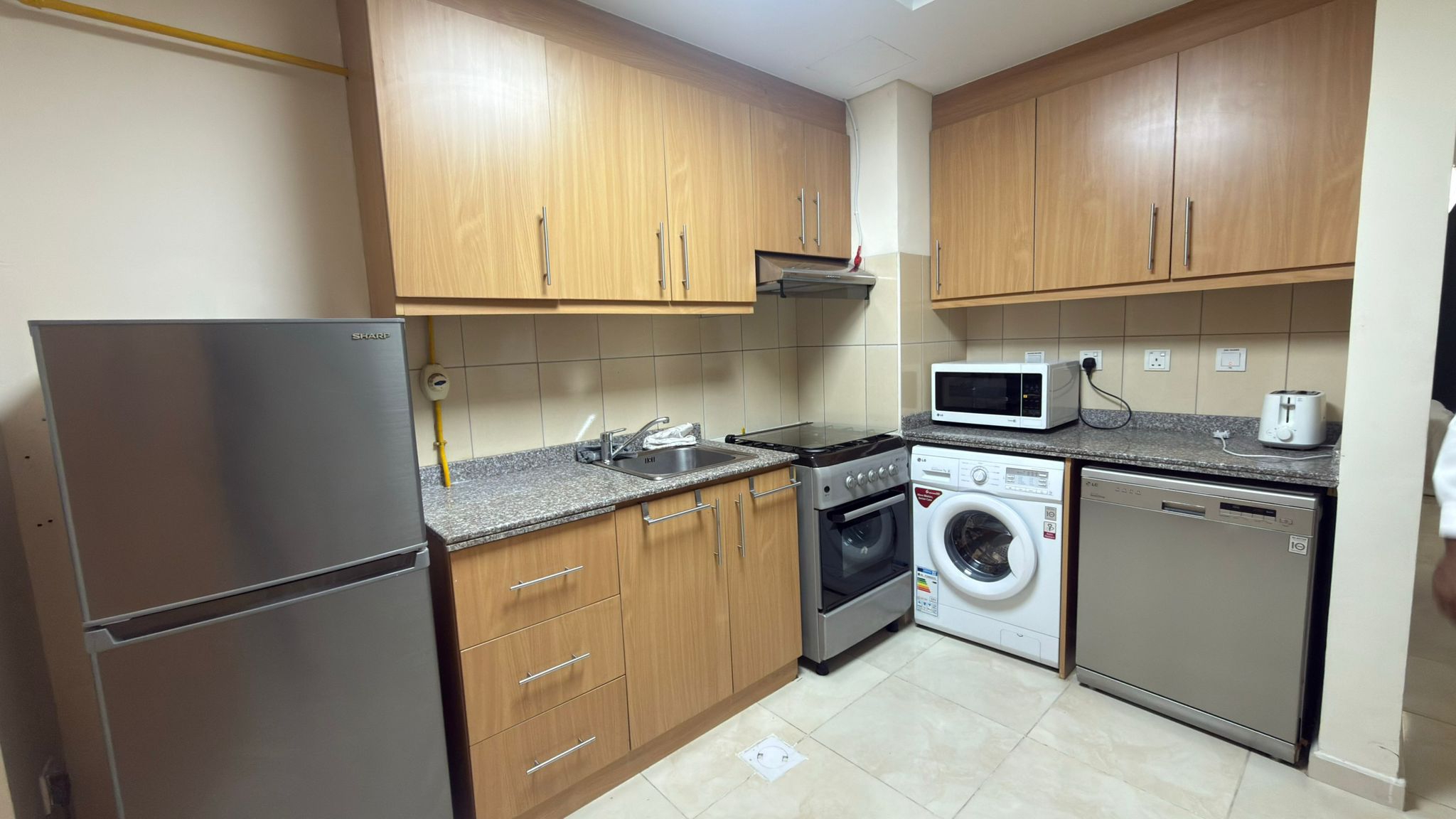 Spacious studio furnished EXcluding bills fox hill thumbnail 5