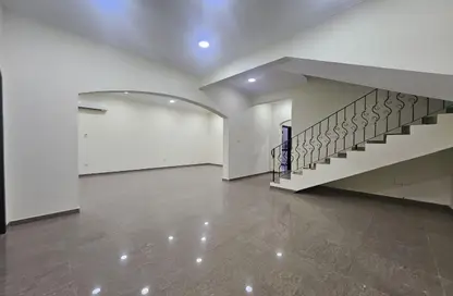 مجمع سكني - 3 غرف نوم - 4 حمامات للايجار في طريق مسيمير - أبو هامور - الدوحة