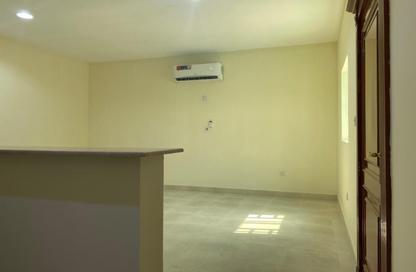 Apartment - Studio - 1 for rent in Onaiza Street - Diplomatic Area - Doha